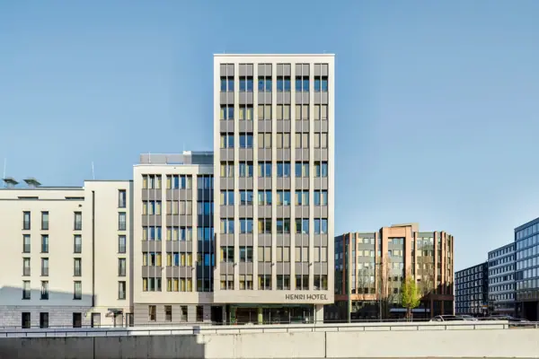HENRI Düsseldorf Een gebouw met veel ramen.