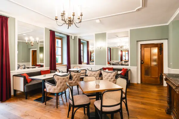 Een kamer met tafels en stoelen.