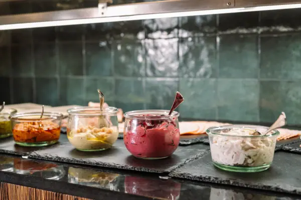 Een stapel borden met eten op een toonbank.