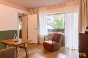 Woonruimte in het HENRI in Garmisch-Partenkirchen Woonkamer met tafel en stoel
