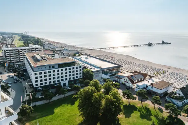 aja Grömitz De aja Grömitz naast het strand van de Oostzee en de pier.