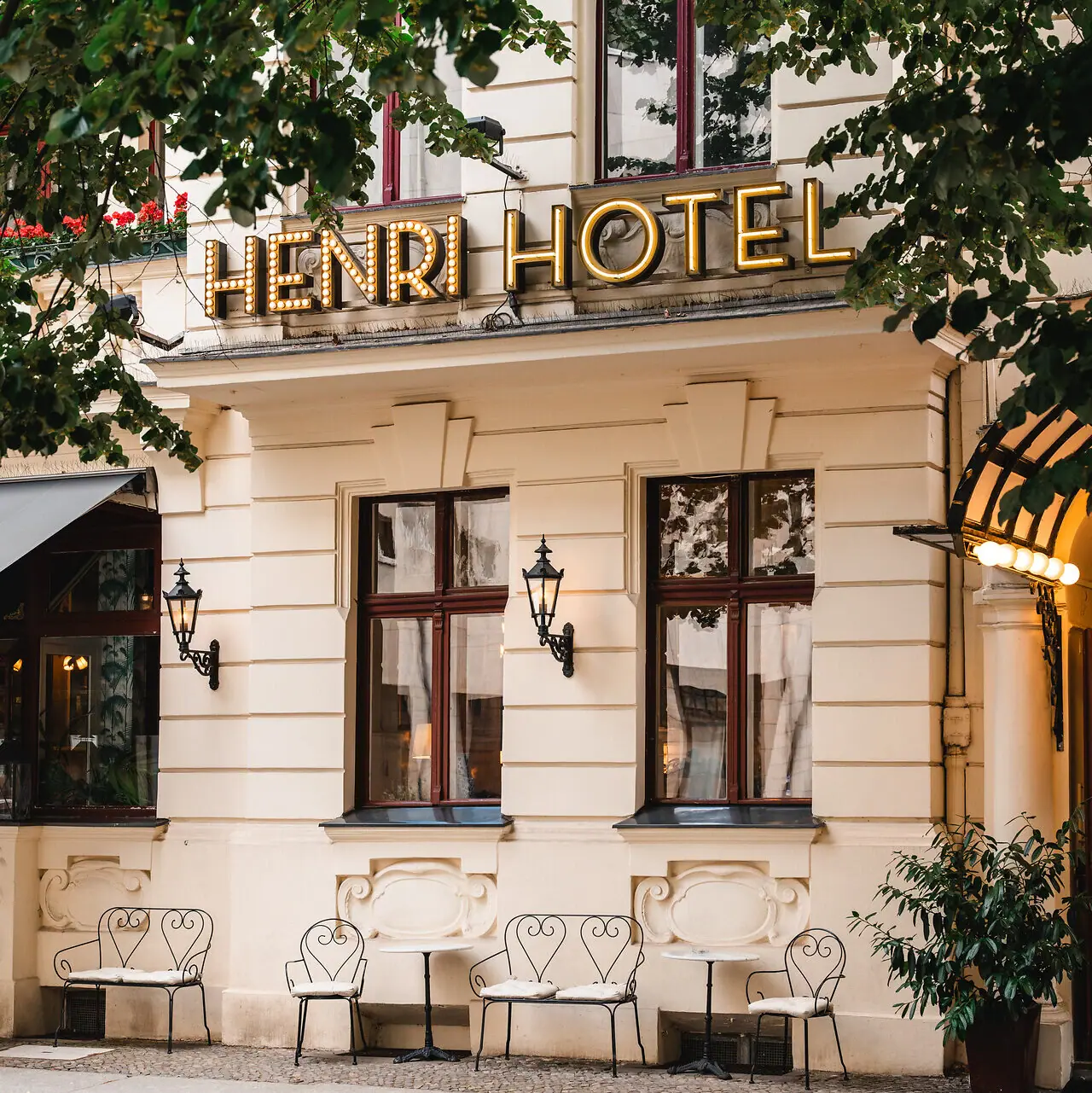 Gebouw met een bord erop