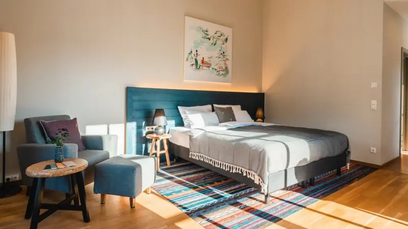 Kamers in Haus Ache Slaapkamer met bed en stoel