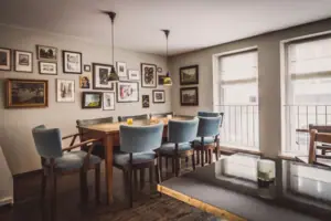 Eethoek met tafel en stoelen.