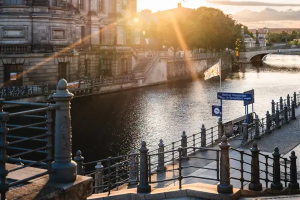 Berlijns waterkanaal Een gebouw naast een rivier.