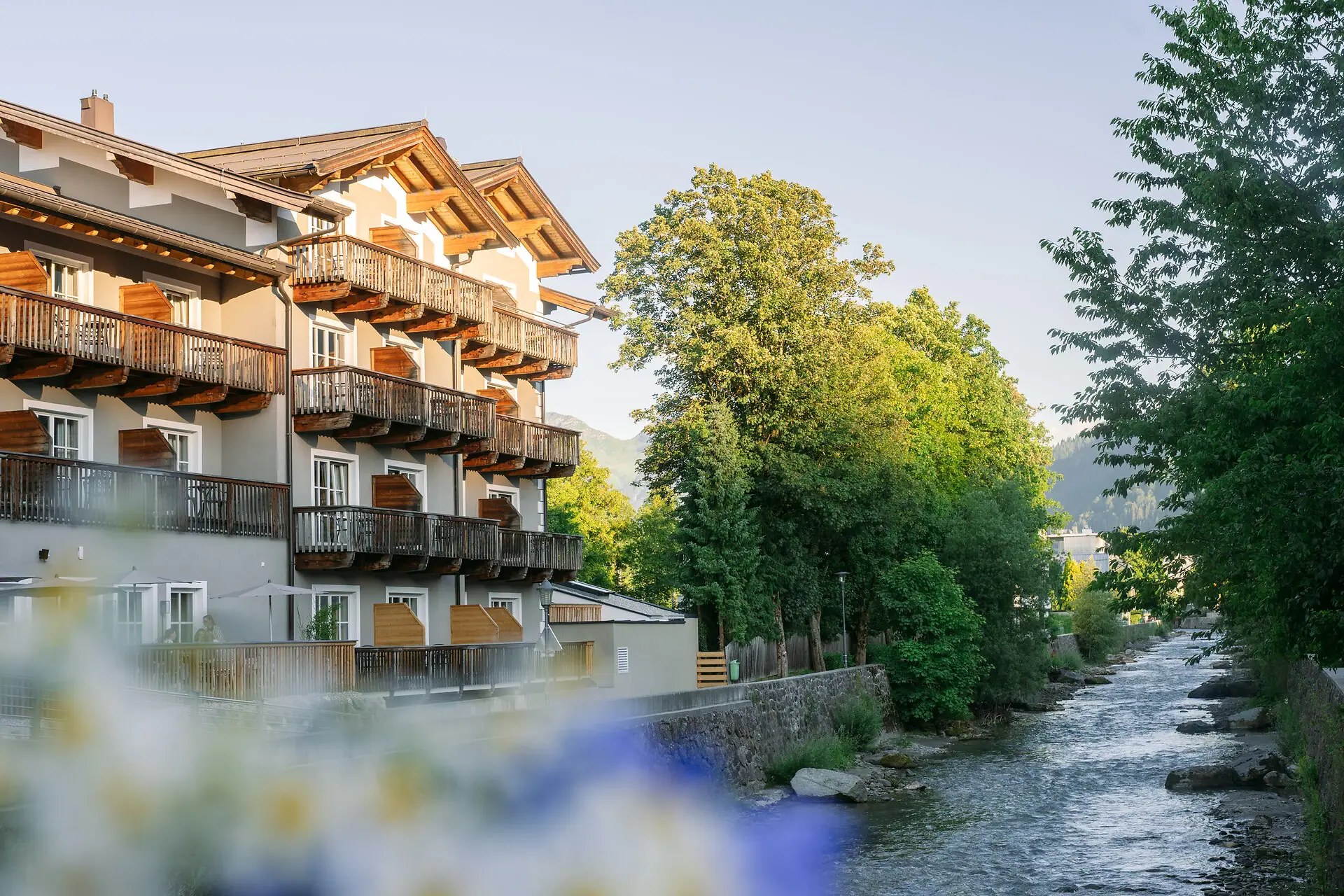 Een gebouw naast een rivier.