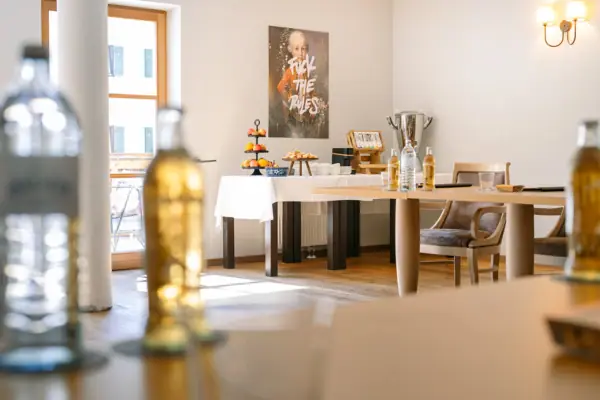 Een tafel met eten en drinken erop.