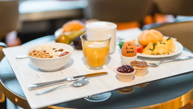 Ontbijt aan een tafel met verschillende gerechten en dranken.