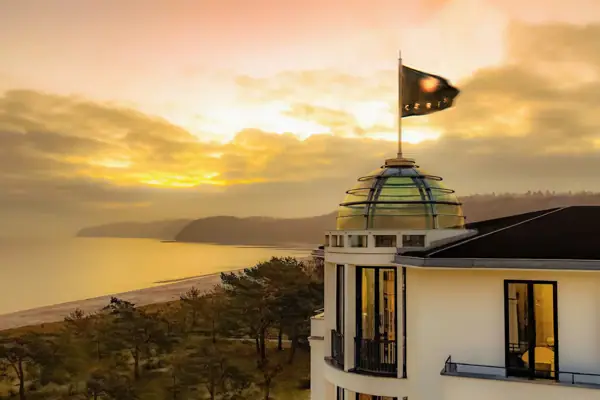 Een vlag op een gebouw.