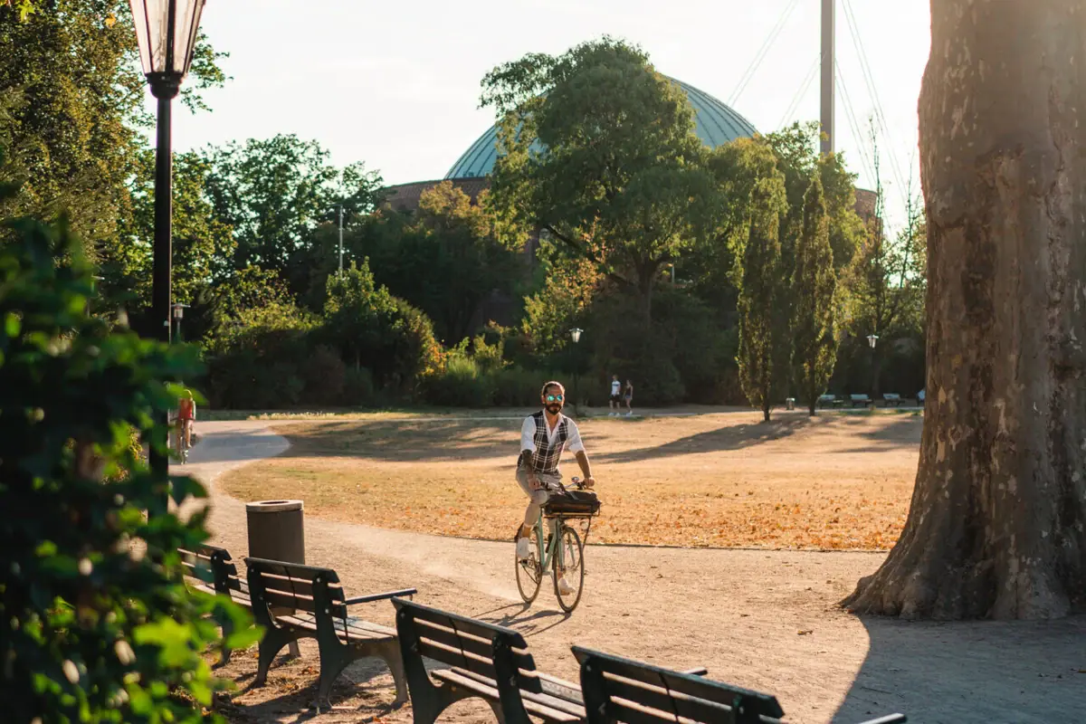 Er fietst iemand in een park.