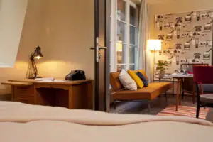 Een kamer met een bank en een bureau.