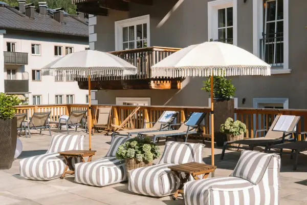 Terras met stoelen en parasols