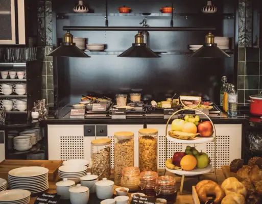 Ontbijt Een keuken met eten op het aanrecht.