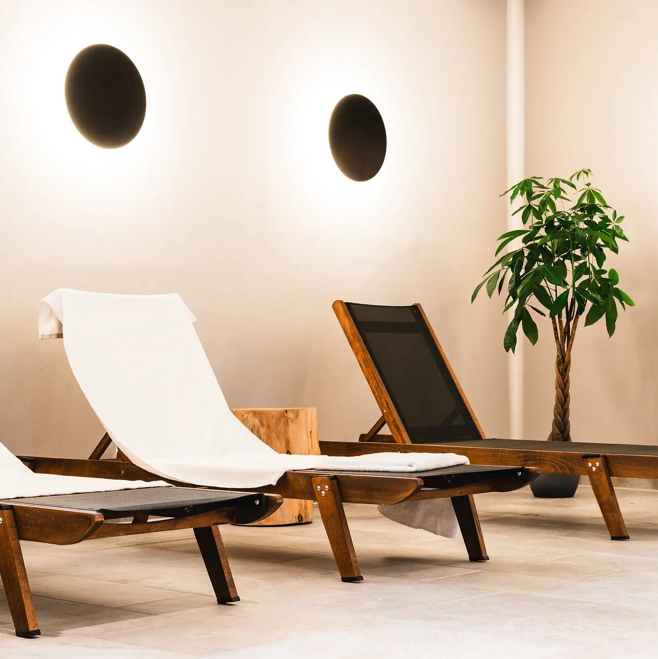 Een groep stoelen in een kamer.