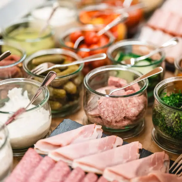 Een tafel met verschillende gerechten.