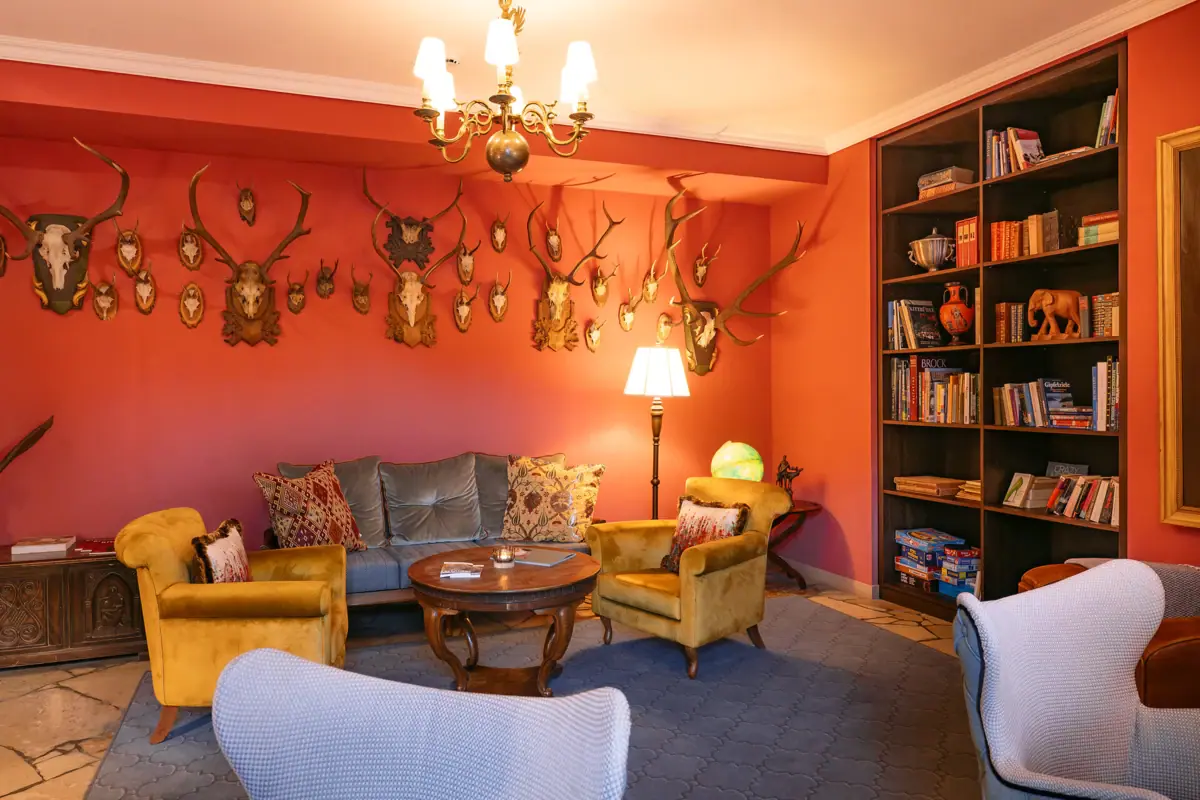 Een kamer met een bank en stoelen.