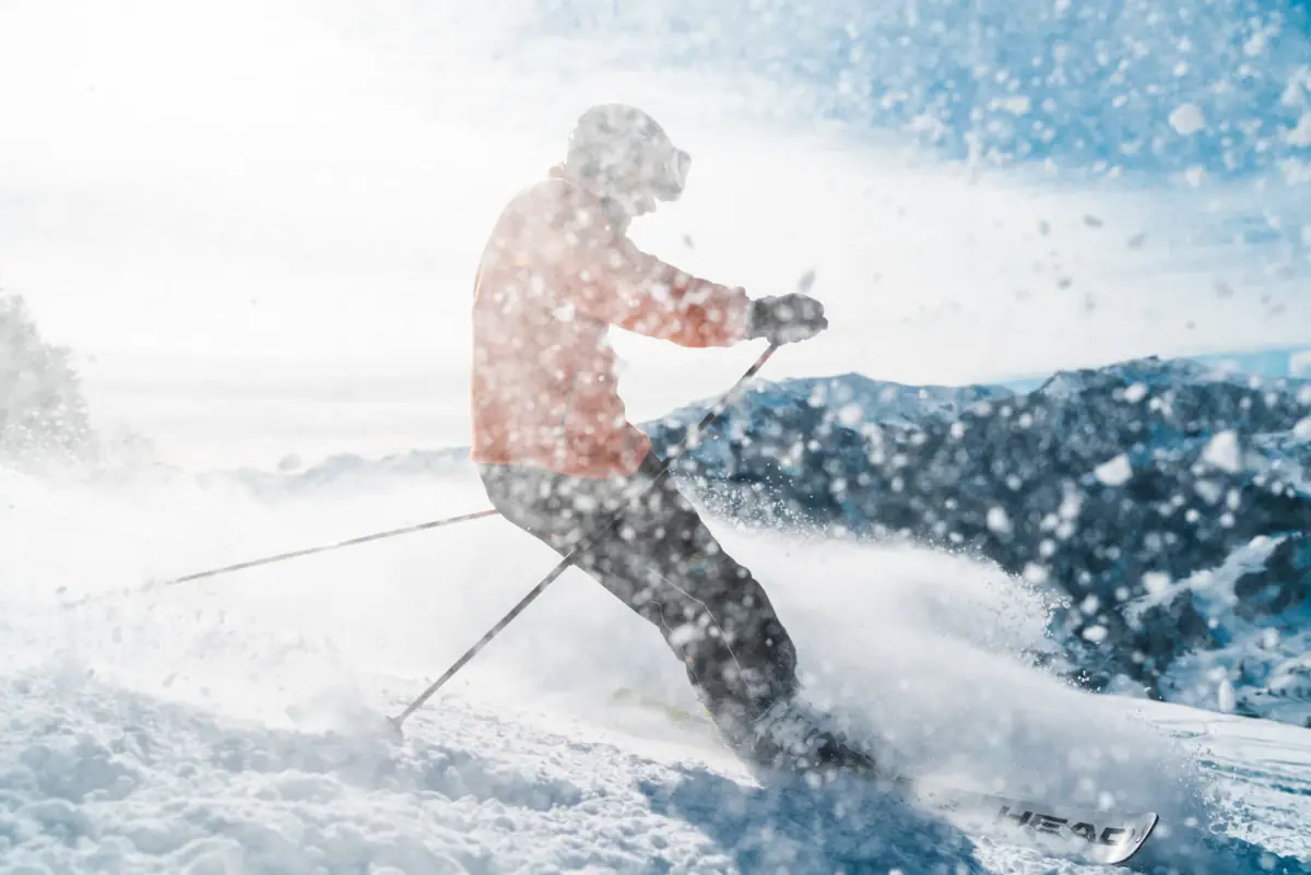Persoon skiet op een piste.
