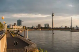 Een watermassa met een stad op de achtergrond.