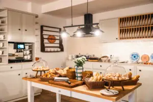 Eigen keuken HENRI Kitzbühel De HENRI-keuken in Hotel Kitzbühel met een tafel met eten erop.