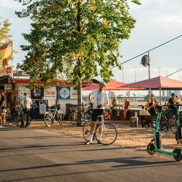 Fietstocht door Düsseldorf Een man op een fiets in een drukke straat aan de Rijn.