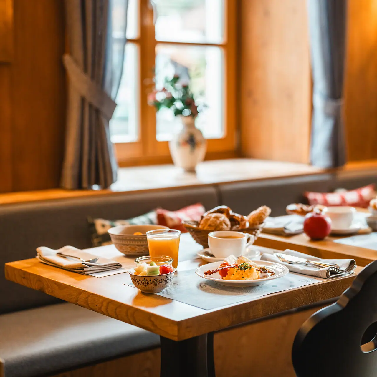 Een tafel met eten erop.