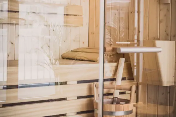 Houten emmer in een sauna