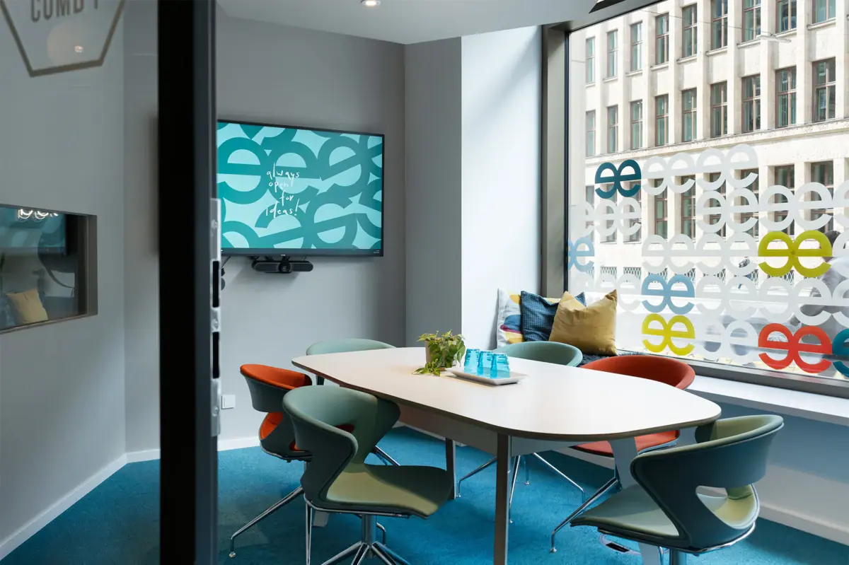 Bijenkorf Hamburg Een kantoor voor samenwerking met een tafel en stoelen.