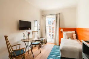 Kamer Een kamer met een bed, een tafel en stoelen.