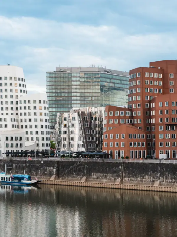 Een rivier met boten en gebouwen op de achtergrond.
