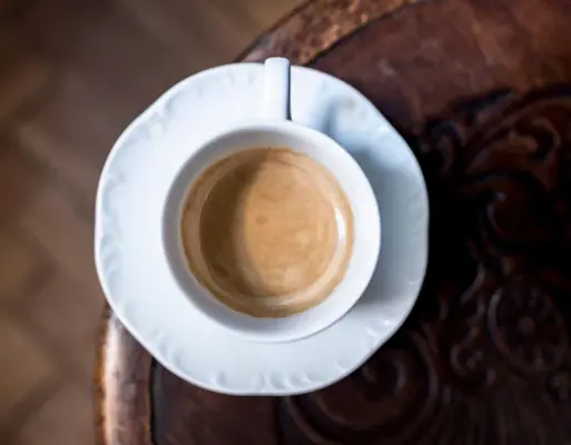 Een kop koffie op een schoteltje