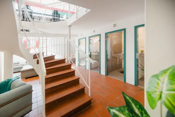 Trap in een gebouw met muur en leuning.