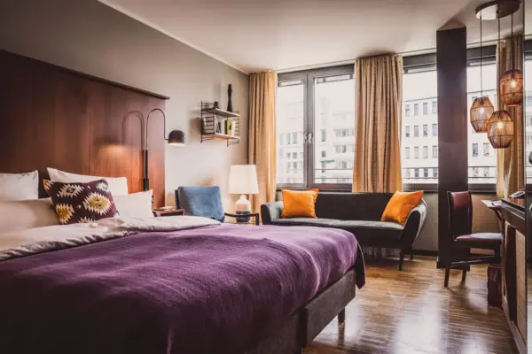 Slaapkamer met paars bed en bank
