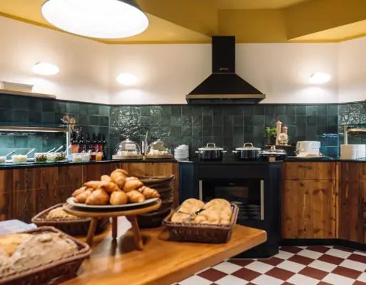Een keuken met eten op een tafel.