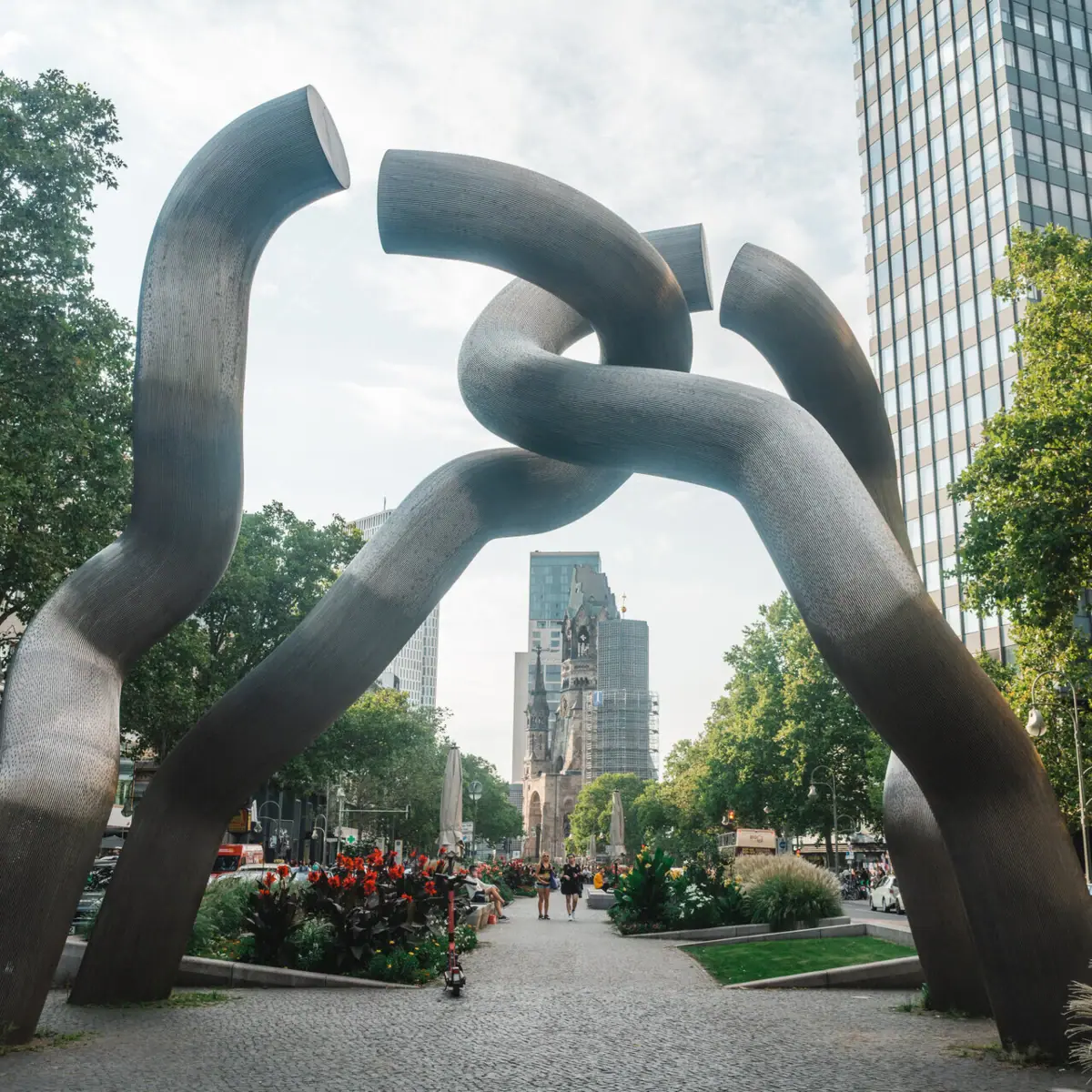 Beeldhouwkunst Berlijn Sculptuur gemaakt van gedraaide stukken metaal in een stedelijke omgeving.