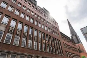 Bakstenen gevel van Hotel HENRI Hamburg