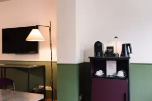 Koffie- en theestation in HENRI Garmisch-Partenkirchen Koffiezetapparaat op een plank binnenshuis