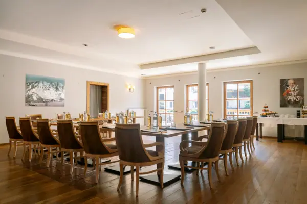 Een kamer met een tafel en stoelen.