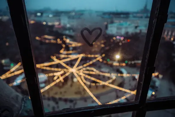 HENRI Karlskirche Wenen Een hart getekend op een raam.