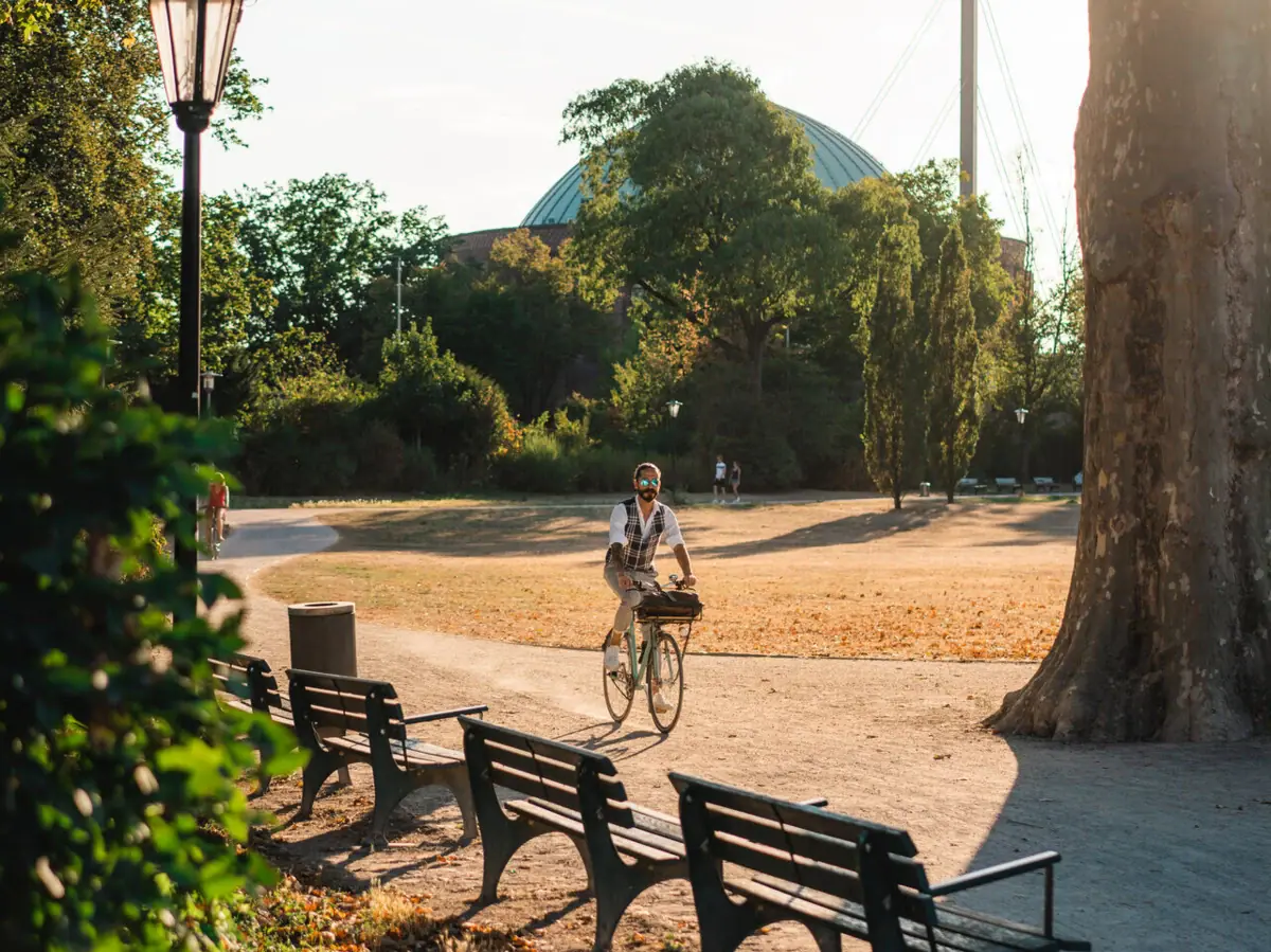 Fietstocht door Düsseldorf Er fietst iemand in een park.