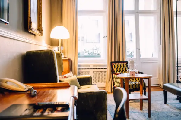 HENRI Berlijn Kamer Een kamer met een tafel en stoelen.