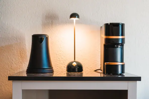 Koffie- en theestation Koffiezetapparaat en kopjes op een plank