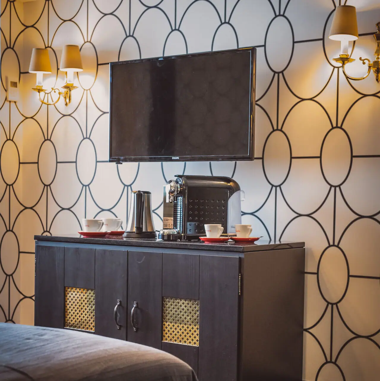 Koffie station Een televisie op een kast.