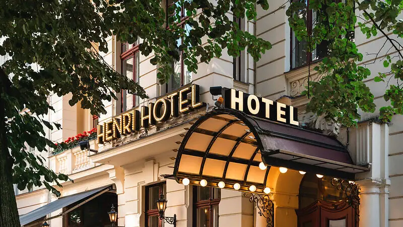 Hotelgebouw met verlichte gevel en ramen.