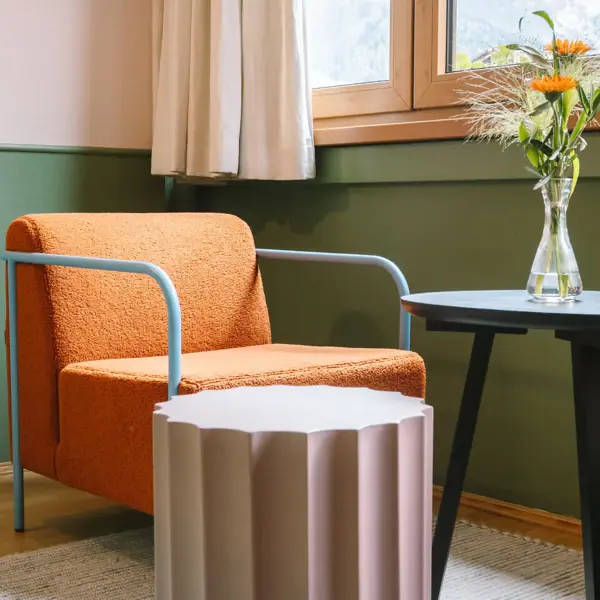 Een stoel en een tafel in één kamer.