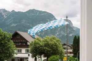 Uitzicht vanuit HENRI in Garmisch-Partenkirchen Er wappert een vlag boven een gebouw.