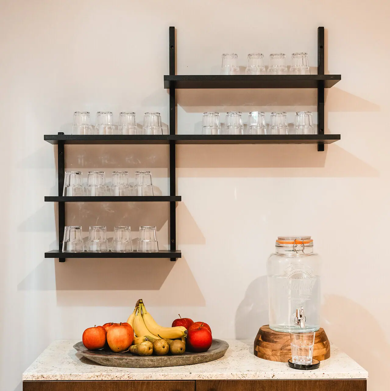 Een vrucht op een bord op een werkblad.