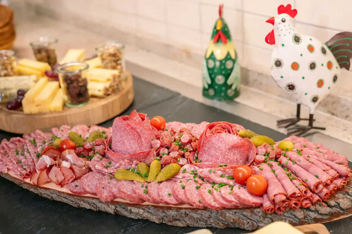 Een schotel met vlees en groenten.