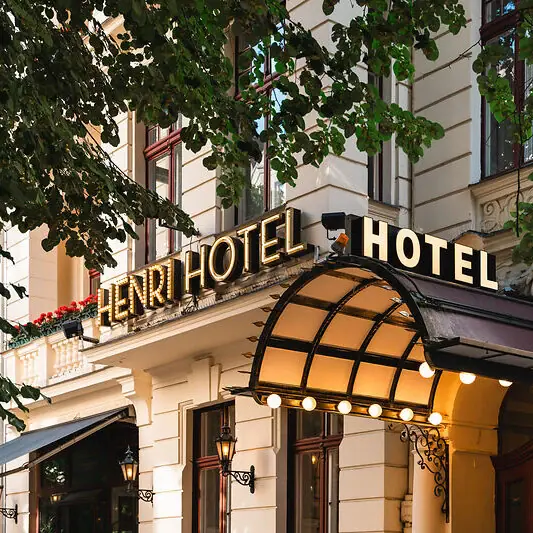 Op een van de gebouwen staan de letters HERNI HOTEL.