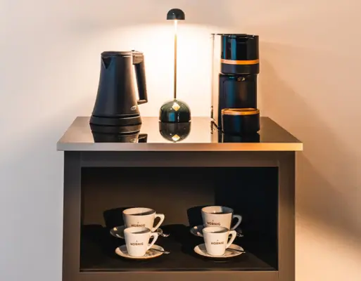 Koffiezetapparaat Koffiezetapparaat, waterkoker en kopjes op een plank