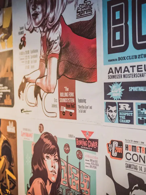 Een muur met verschillende posters.